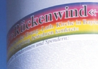 Der Schriftzug des Projektes Rückenwind aufgemalt auf den Schaft des Windrades. Die Namen aller Spender sind unterhalb des Schriftzuges aufgemalt.