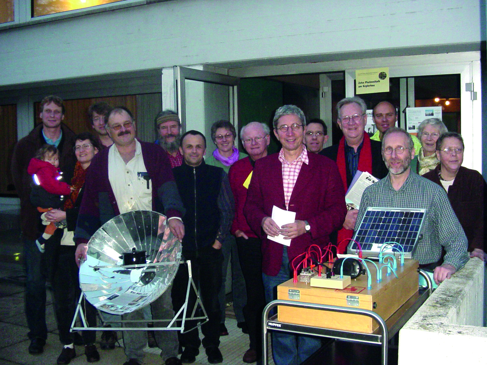 Vorstellung eines Solarkochers und der Funktionsweise einer  PV-Anlage während der Mitgliederversammlung in Regensburg.